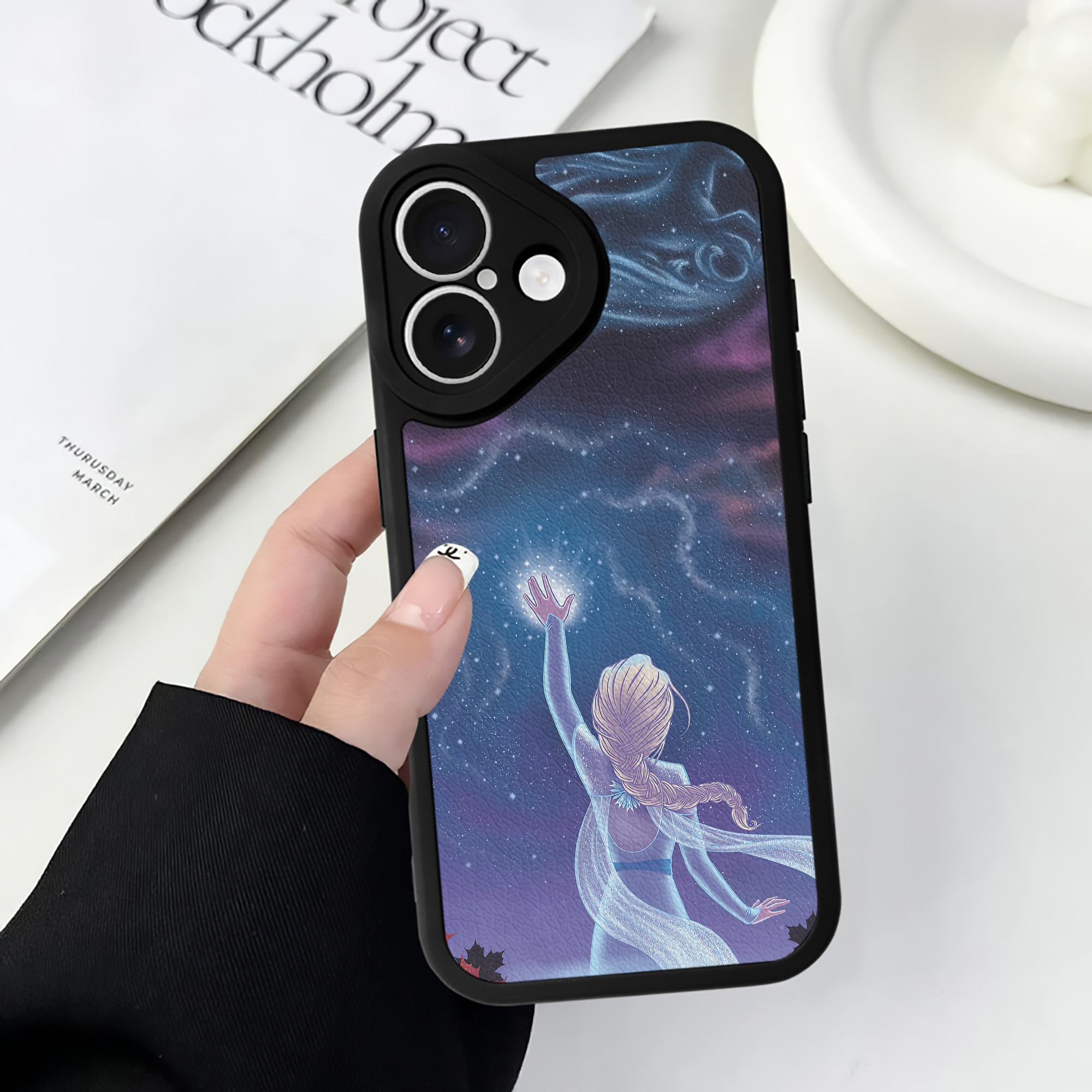 （画像用） アナと雪の女王 アンナ エルサ Frozen Anna Elsa 【iPhone 16シリーズ対応】シリコンスマホケース（レザー調） 材質：シリコン